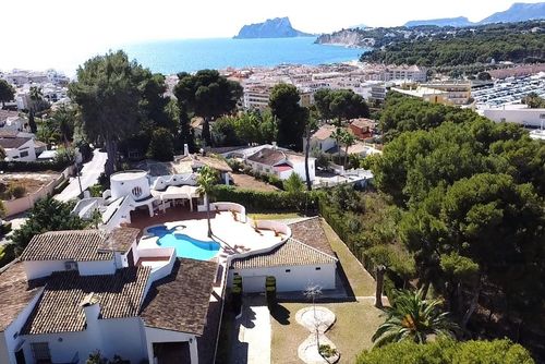 Timon 4 Geweldige en luxe villa met privézwembad in Moraira, Costa Blanca, Spanje voor 4 personen. De villa is gelegen in een woonwijk, dicht bij restaurants en bars, winkels en supermarkten, en op 500 m van het Playa Ampolla-strand....