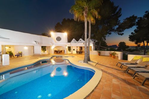 Timon 4 Wundervolle und luxuriöse Villa mit privatem Pool in Moraira, Costa Blanca, Spanien für 4 Personen. Die Villa befindet sich in einer Wohngegend, in der Nähe von Restaurants und Bars, Geschäften und Supermärkten, sowie 500 m vom Playa Ampolla Strand entfernt....