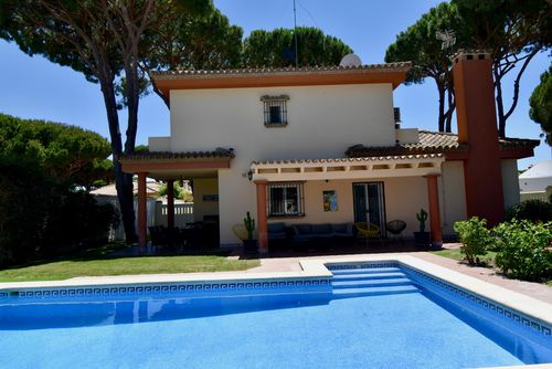 Pazote Villa i Chiclana de la Frontera, Lyskysten, Spania med privat svømmebasseng for 10 personer. Huset ligger i et boligområde nær stranden, 3 km fra La Barrosa-stranden og 6 km fra Chiclana....