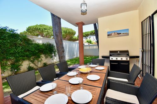 Pazote Villa a Chiclana de la Frontera, Costa della Luce, Spagna, con piscina privata per 10 persone. La casa è situata in un'area residenziale vicino alla spiaggia, a 3 km dalla spiaggia di La Barrosa e a 6 km da Chiclana....