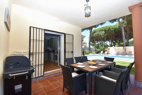 Pazote Villa in Chiclana de la Frontera, Kust van het Licht, Spanje met privézwembad voor 10 personen. Het huis is gelegen in een woonstrandgebied, 3 km van het strand La Barrosa en 6 km van Chiclana....