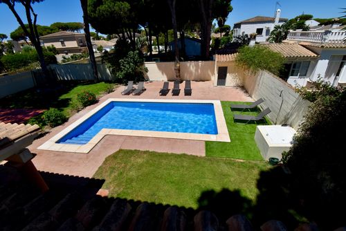 Pazote Villa a Chiclana de la Frontera, Costa della Luce, Spagna, con piscina privata per 10 persone. La casa è situata in un'area residenziale vicino alla spiaggia, a 3 km dalla spiaggia di La Barrosa e a 6 km da Chiclana....