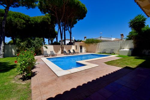 Pazote Villa i Chiclana de la Frontera, Lys Kyst, Spanien med privat pool til 10 personer. Huset ligger i et boligområde nær stranden, 3 km fra La Barrosa stranden og 6 km fra Chiclana....