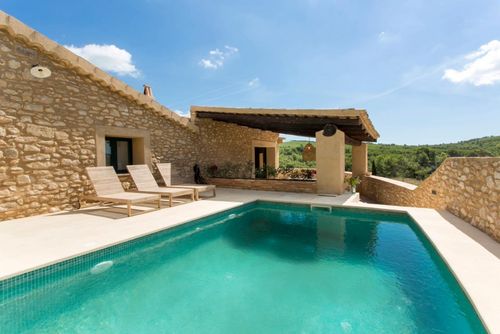 A 10 min en coche de Sitges. Masia La Torre Autentica Encanto Naturaleza. Comfortabele villa in Sitges, Costa Daurada, Spanje met verwarmd zwembad voor 6 personen. Het huis is gelegen in een landelijke, bosrijke, stedelijke en bergachtige strandomgeving en bevindt zich op 4 km van de dichtstbijzijnde stad, op 5 minuten rijden....