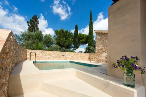 A 10 min en coche de Sitges. Masia La Torre Autentica Encanto Naturaleza. Comfortabele villa in Sitges, Costa Daurada, Spanje met verwarmd zwembad voor 6 personen. Het huis is gelegen in een landelijke, bosrijke, stedelijke en bergachtige strandomgeving en bevindt zich op 4 km van de dichtstbijzijnde stad, op 5 minuten rijden....
