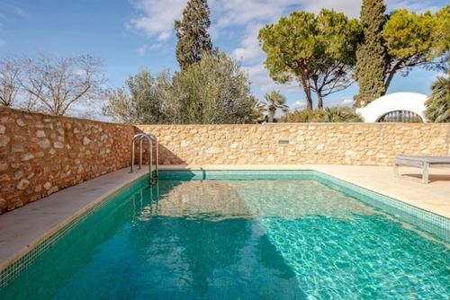 A 10 min en coche de Sitges. Masia La Torre Autentica Encanto Naturaleza. Villa cómoda con piscina climatizada en Sitges, Costa Dorada, España, para 6 personas. La casa se encuentra en una zona rural, arbolada, urbana y montañosa cerca de la playa y está a 4 km del pueblo más cercano, a 5 minutos en coche....