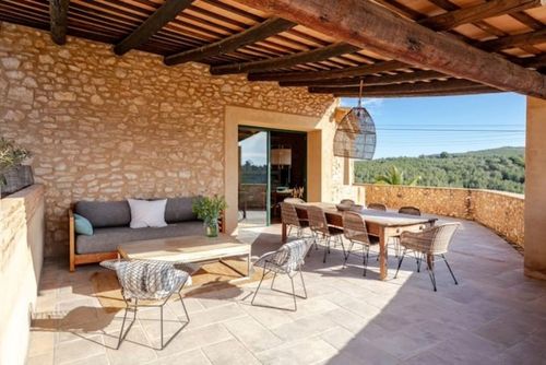 A 10 min en coche de Sitges. Masia La Torre Autentica Encanto Naturaleza. Comfortabele villa in Sitges, Costa Daurada, Spanje met verwarmd zwembad voor 6 personen. Het huis is gelegen in een landelijke, bosrijke, stedelijke en bergachtige strandomgeving en bevindt zich op 4 km van de dichtstbijzijnde stad, op 5 minuten rijden....