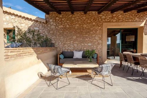 A 10 min en coche de Sitges. Masia La Torre Autentica Encanto Naturaleza. Comfortable villa in Sitges, Costa Daurada, Spain with heated pool for 6 persons. The house is situated in a rural, wooded, urban and mountainous beach area and is 4 km from the nearest town, a 5-minute drive....