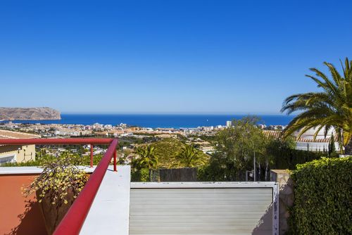 Azahara 8 pax Maravillosa y cómoda villa en Jávea, Costa Blanca, España, con piscina privada para 8 personas. La casa está situada en una zona residencial cerca de la playa....