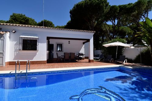 Entrepinos 2 Moderna villa en Chiclana de la Frontera, Costa de la Luz, España, con piscina climatizada para 6 personas. La casa se encuentra en una zona residencial costera y arbolada, a 5 km de Chiclana o La Barrosa....