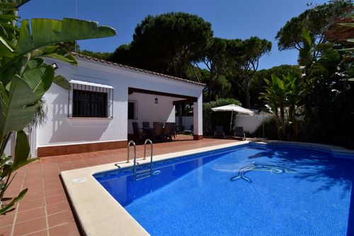 Entrepinos 2 Moderne villa in Chiclana de la Frontera, Costa de la Luz, Spanje met verwarmd zwembad voor 6 personen. Het huis is gelegen in een kust-, bosrijk en residentieel gebied en ligt op 5 km van Chiclana of La Barrosa....