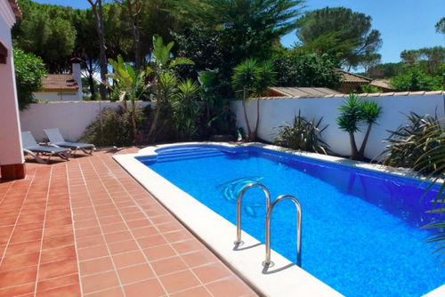 Entrepinos 2 Moderna villa en Chiclana de la Frontera, Costa de la Luz, España, con piscina climatizada para 6 personas. La casa se encuentra en una zona residencial costera y arbolada, a 5 km de Chiclana o La Barrosa....