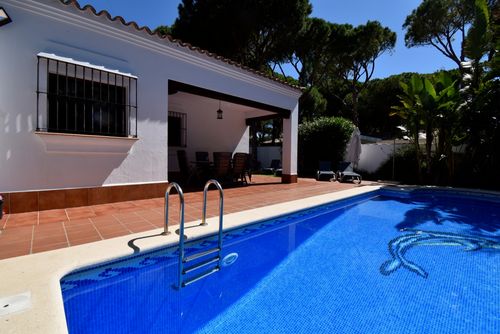 Entrepinos 2 Villa moderne à Chiclana de la Frontera, Costa de la Luz, Espagne, avec piscine chauffée pour 6 personnes. La maison est située dans un quartier résidentiel côtier et boisé, à 5 km de Chiclana ou de La Barrosa....