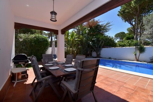 Entrepinos 2 Villa moderna a Chiclana de la Frontera, Costa de la Luz, Spagna, con piscina riscaldata per 6 persone. La casa si trova in una zona costiera, boschiva e residenziale ed è a 5 km da Chiclana o La Barrosa....