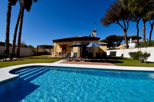 La Escondida Deliziosa e confortevole villa a Chiclana de la Frontera, Costa de la Luz, Spagna, con piscina privata per 8 persone. La casa è situata in una zona rurale vicino alla spiaggia, a 3 km dalla spiaggia di La Barrosa e a 5 km da La Barrosa....