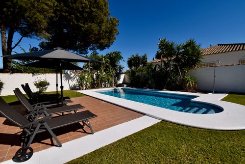 La Escondida Encantadora y cómoda villa en Chiclana de la Frontera, Costa de la Luz, España, con piscina privada para 8 personas. La casa se encuentra en una zona rural de playa, a 3 km de la playa de La Barrosa y a 5 km de La Barrosa....