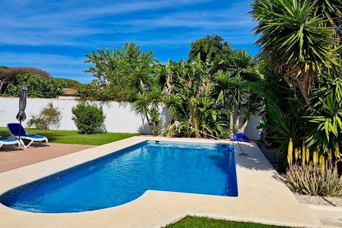 La Escondida Schöne und komfortable Villa in Chiclana de la Frontera, Costa de la Luz, Spanien, mit privatem Pool für 8 Personen. Das Haus befindet sich in einem ländlichen Strandgebiet, 3 km vom Strand La Barrosa und 5 km von La Barrosa entfernt....
