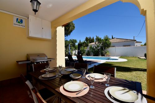 La Escondida Deliziosa e confortevole villa a Chiclana de la Frontera, Costa de la Luz, Spagna, con piscina privata per 8 persone. La casa è situata in una zona rurale vicino alla spiaggia, a 3 km dalla spiaggia di La Barrosa e a 5 km da La Barrosa....