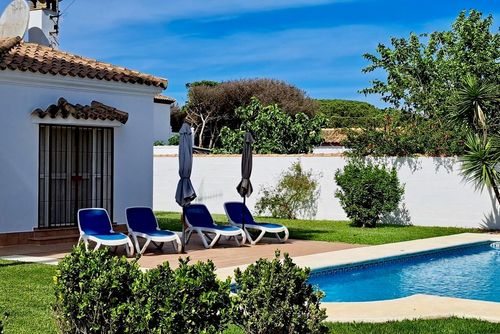 La Escondida Charmante et confortable villa à Chiclana de la Frontera, Costa de la Luz, Espagne, avec piscine privée pour 8 personnes. La maison est située dans une zone rurale proche de la plage, à 3 km de la plage de La Barrosa et à 5 km de La Barrosa....
