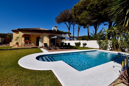 La Escondida Deliziosa e confortevole villa a Chiclana de la Frontera, Costa de la Luz, Spagna, con piscina privata per 8 persone. La casa è situata in una zona rurale vicino alla spiaggia, a 3 km dalla spiaggia di La Barrosa e a 5 km da La Barrosa....