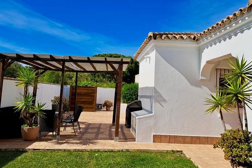 La Escondida Mooie en comfortabele villa in Chiclana de la Frontera, Costa de la Luz, Spanje met privézwembad voor 8 personen. Het huis is gelegen in een landelijke badplaats, 3 km van het strand La Barrosa en 5 km van La Barrosa....