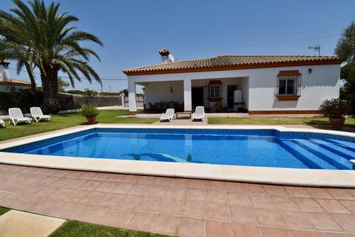Celia Villa i Chiclana de la Frontera, Costa de la Luz, Spania med privat svømmebasseng for 8 personer. Huset ligger i et kystnært og landlig område, 3 km fra La Barrosa-stranden og 3 km fra Novo Sancti Petri....