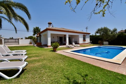 Celia Villa in Chiclana de la Frontera, Costa de la Luz, Spanje met privézwembad voor 8 personen. Het huis is gelegen in een kust- en landelijk gebied, 3 km van het strand La Barrosa en 3 km van Novo Sancti Petri....