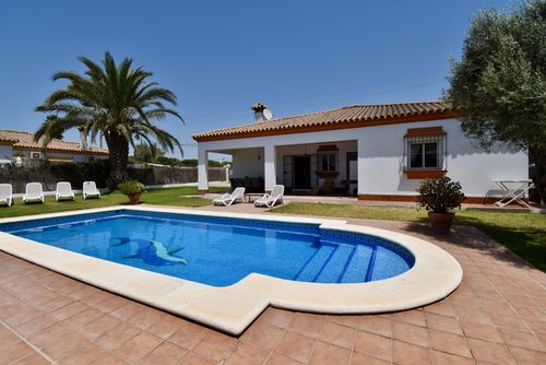 Celia Villa in Chiclana de la Frontera, Costa de la Luz, Spanje met privézwembad voor 8 personen. Het huis is gelegen in een kust- en landelijk gebied, 3 km van het strand La Barrosa en 3 km van Novo Sancti Petri....