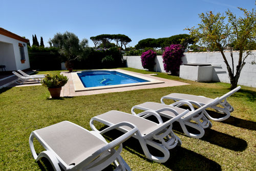 Celia Villa en Chiclana de la Frontera, Costa de la Luz, España, con piscina privada para 8 personas. La casa está situada en una zona costera y rural, a 3 km de la playa de La Barrosa y a 3 km de Novo Sancti Petri....