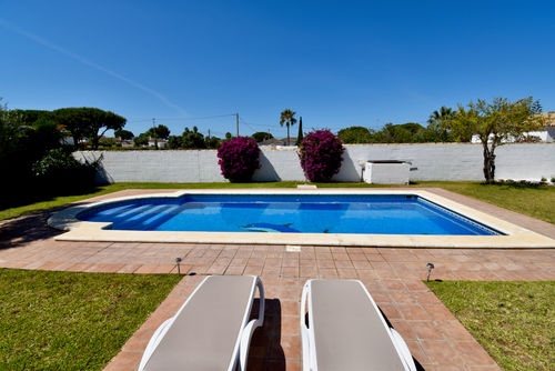 Celia Villa à Chiclana de la Frontera, Costa de la Luz, Espagne, avec piscine privée pour 8 personnes. La maison est située dans une zone côtière et rurale, à 3 km de la plage de La Barrosa et à 3 km de Novo Sancti Petri....