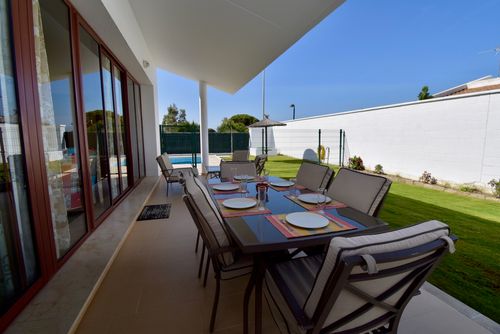 Andrea Villa con piscina privada en Conil de la Frontera, Costa de la Luz, España, para 8 personas. La casa está situada en una zona residencial de playa, a 200 m de la Playa de Roche y a 4 km de El Colorado....