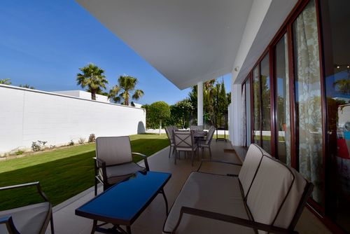 Andrea Villa con piscina privada en Conil de la Frontera, Costa de la Luz, España, para 8 personas. La casa está situada en una zona residencial cercana a la playa, a 200 m de la Playa Roche y a 4 km de El Colorado....