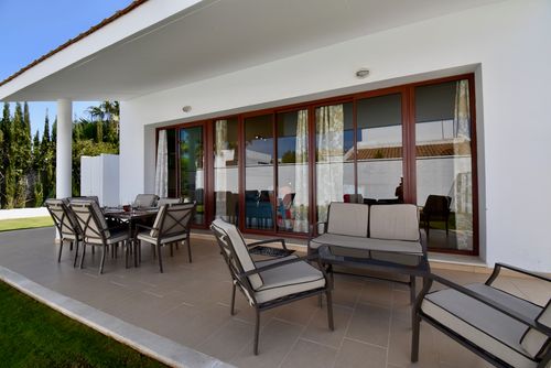 Andrea Villa con piscina privata a Conil de la Frontera, Costa de la Luz, Spagna, per 8 persone. La casa è situata in una zona residenziale di mare, a 200 m dalla Spiaggia di Roche e a 4 km da El Colorado....