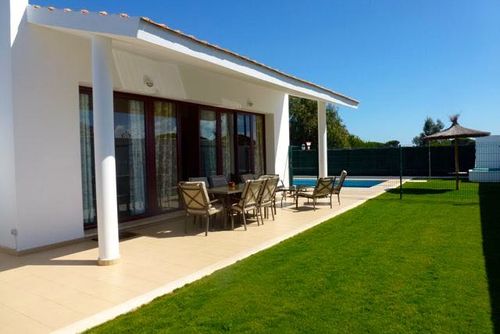 Andrea Villa met privézwembad in Conil de la Frontera, Costa de la Luz, Spanje voor 8 personen. Het huis is gelegen in een residentieel strandgebied, 200 m van het Roche-strand en 4 km van El Colorado....