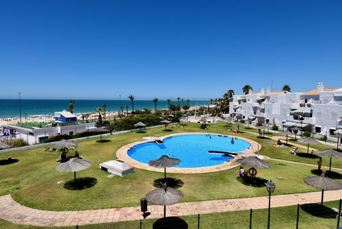 La Vista Modern and comfortable apartment in La Barrosa, Costa de la Luz, Spain with communal pool for 4 persons. The apartment is situated in an urban beach area, close to restaurants and bars, shops and supermarkets, and 100 m from La Barrosa beach....