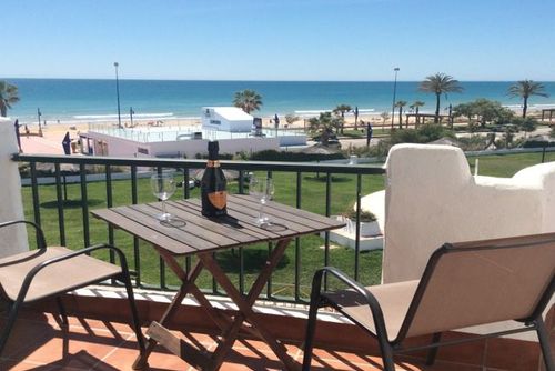 La Vista Modern and comfortable apartment in La Barrosa, Costa de la Luz, Spain with communal pool for 4 persons. The apartment is situated in an urban beach area, close to restaurants and bars, shops and supermarkets, and 100 m from La Barrosa beach....
