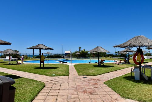 La Vista Apartamento moderno y cómodo con piscina comunitaria en Chiclana de la Frontera, Costa de la Luz, España, para 4 personas. El apartamento se encuentra en una zona urbana de playa, cerca de restaurantes y bares, tiendas y supermercados, y a 100 m de la playa de La Barrosa....
