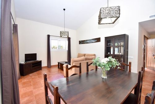 La Barrosa Villa en La Barrosa, Costa de la Luz, España, con piscina comunitaria para 6 personas. La casa está situada en una zona residencial cerca de la playa, cercana a restaurantes, bares y tiendas, y a 500 m de la playa de La Barrosa....