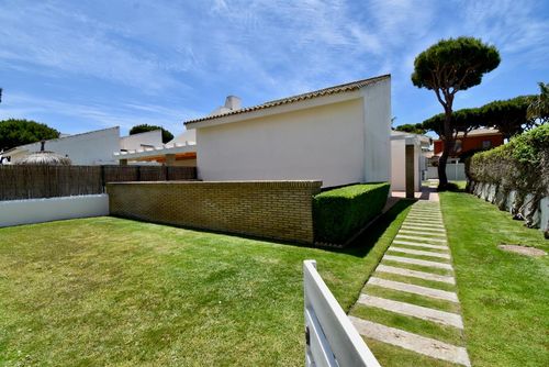 La Barrosa Villa in La Barrosa, Costa de la Luz, Spanien mit Gemeinschaftspool für 6 Personen. Das Haus befindet sich in einem Wohngebiet am Strand, nahe Restaurants, Bars und Geschäften, und ist 500 m vom Strand La Barrosa entfernt....