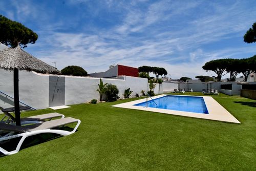 La Barrosa Villa in La Barrosa, Costa de la Luz, Spanien mit Gemeinschaftspool für 6 Personen. Das Haus befindet sich in einem Wohngebiet am Strand, nahe Restaurants, Bars und Geschäften, und ist 500 m vom Strand La Barrosa entfernt....