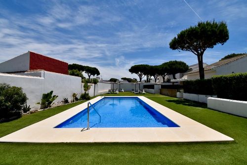 La Barrosa Villa avec piscine commune à Chiclana de la Frontera, Costa de la Luz, Espagne pour 6 personnes. La maison est située dans un quartier résidentiel proche de la plage, à proximité de restaurants, bars et boutiques, et à 500 m de la plage de La Barrosa....