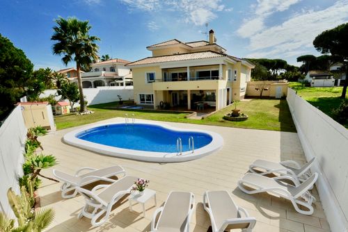 Novo Grande et luxueuse villa à Chiclana de la Frontera, Costa de la Luz, Espagne, avec piscine privée pour 10 personnes. La maison est située dans un quartier résidentiel proche de la plage et se trouve à 2 km de la plage de La Barrosa....
