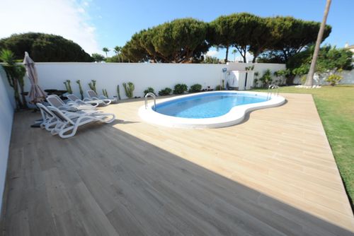 Novo Grande et luxueuse villa à Chiclana de la Frontera, Costa de la Luz, Espagne, avec piscine privée pour 10 personnes. La maison est située dans un quartier résidentiel proche de la plage et se trouve à 2 km de la plage de La Barrosa....