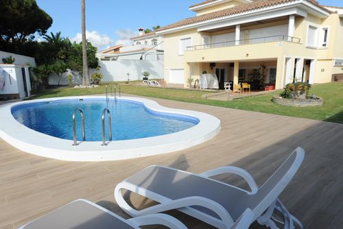 Novo Grande et luxueuse villa à Chiclana de la Frontera, Costa de la Luz, Espagne, avec piscine privée pour 10 personnes. La maison est située dans un quartier résidentiel proche de la plage et se trouve à 2 km de la plage de La Barrosa....