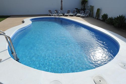 Novo Grande et luxueuse villa à Chiclana de la Frontera, Costa de la Luz, Espagne, avec piscine privée pour 10 personnes. La maison est située dans un quartier résidentiel proche de la plage et se trouve à 2 km de la plage de La Barrosa....