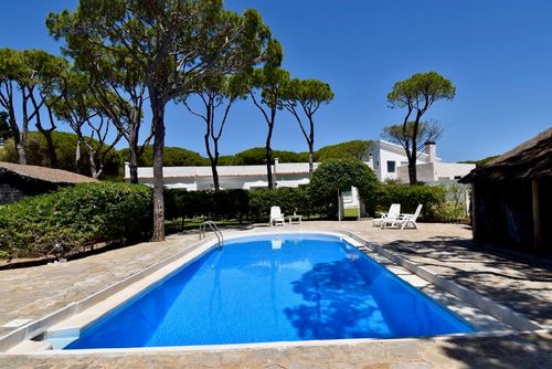 Los Olivos Villa a Chiclana de la Frontera, Costa de la Luz, Spagna, con piscina privata per 10 persone. La casa è situata in una zona residenziale vicino alla spiaggia, a pochi passi da ristoranti e bar, negozi e supermercati, a 200 m dalla spiaggia di La Barrosa e a 10 km da Chiclana....