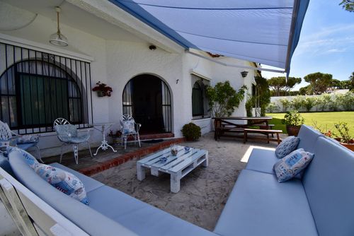 Los Olivos Villa en Chiclana de la Frontera, Costa de la Luz, España, con piscina privada para 10 personas. La casa está situada en una zona urbana de playa, cerca de restaurantes y bares, tiendas y supermercados, a 200 m de la playa de La Barrosa y a 10 km de Chiclana....