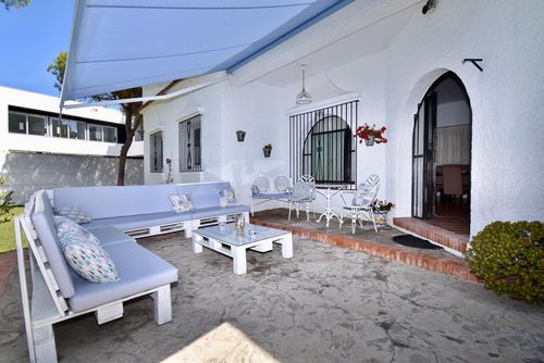 Los Olivos Villa a Chiclana de la Frontera, Costa de la Luz, Spagna, con piscina privata per 10 persone. La casa è situata in una zona residenziale vicino alla spiaggia, a pochi passi da ristoranti e bar, negozi e supermercati, a 200 m dalla spiaggia di La Barrosa e a 10 km da Chiclana....