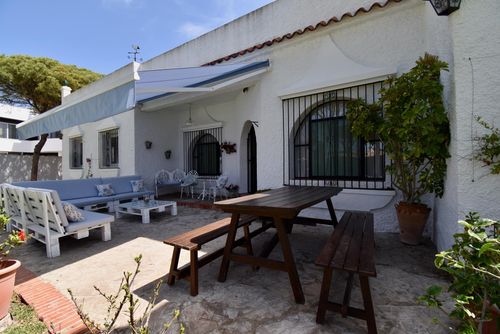 Los Olivos Villa en Chiclana de la Frontera, Costa de la Luz, España, con piscina privada para 10 personas. La casa está situada en una zona urbana de playa, cerca de restaurantes y bares, tiendas y supermercados, a 200 m de la playa de La Barrosa y a 10 km de Chiclana....