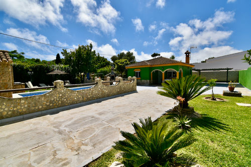 Franjomar Villa in Chiclana de la Frontera, Costa de la Luz, Spain with private pool for 6 persons. The house is situated in a coastal and rural area, 3 km from La Barrosa beach and 5 km from La Barrosa....